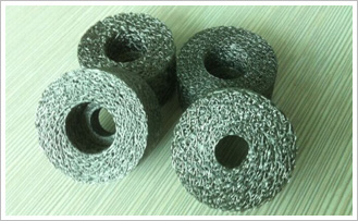 絲網(wǎng)沖壓墊用高強度不銹鋼絲，機械沖壓成型，具有較高強度及整體鋼性，透氣性佳，具有優(yōu)良的過(guò)濾精度、過(guò)濾阻抗、機械強度、耐磨性、耐熱性、耐寒性，對抗壓強度要求及過(guò)濾精度要求均一的過(guò)濾尤為理想，清洗容易、裝